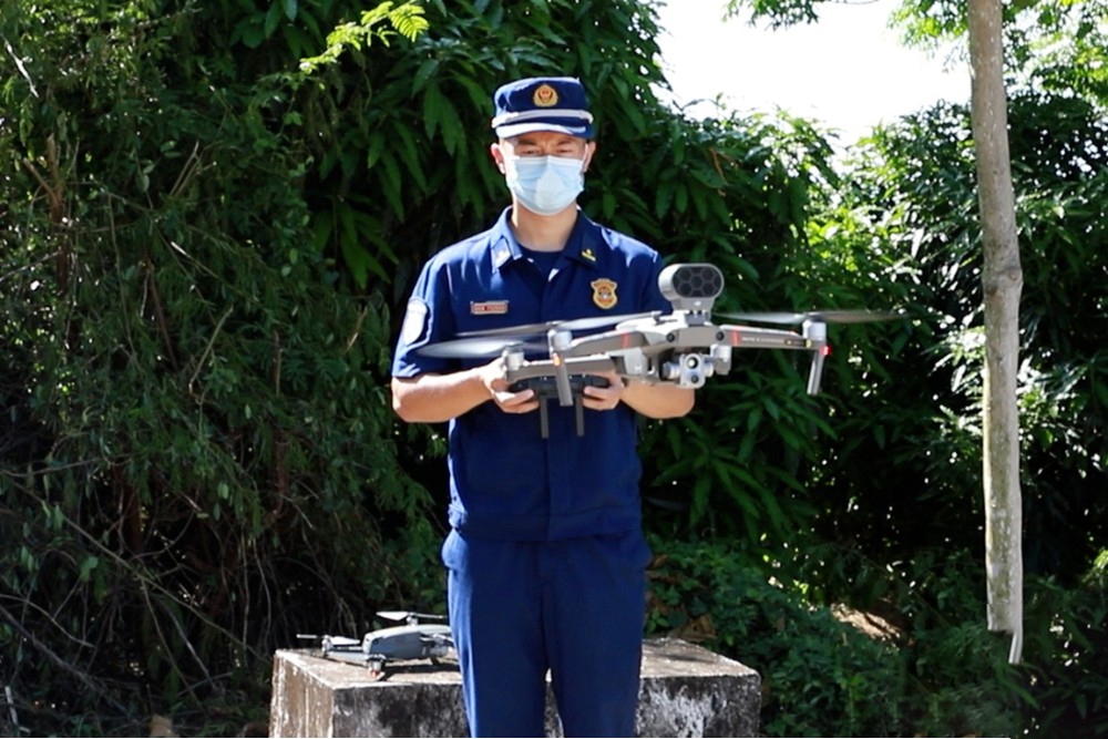 無人機(jī)空中喊話提醒群眾清明祭掃注意防火(圖1)