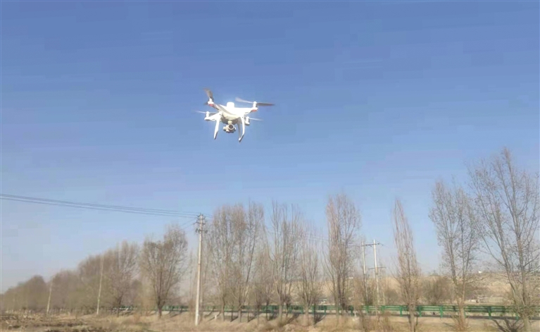 無人機(jī)化身“空中城管” 立體化巡查助力蘭州疫情防控(圖1)