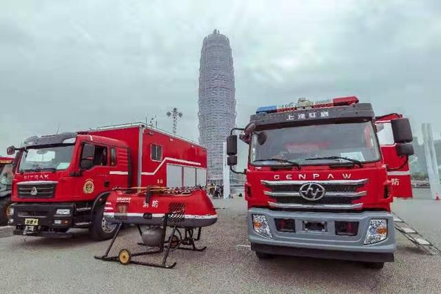 旋翼無人機(jī)實(shí)現(xiàn)了在百米以上高層建筑滅火(圖4)